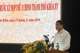 Chủ tịch UBND thành phố Hà Nội Nguyễn Đức Chung phát biểu tại buổi tiếp xúc cử tri quận Hoàn Kiếm. (Ảnh: Nguyễn Thắng/TTXVN)