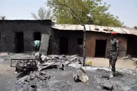 Cảnh sát gác tại hiện trường một vụ tấn công tại Gubio, bang Borno, Đông Bắc Nigeria. (Ảnh: AFP/TTXVN)