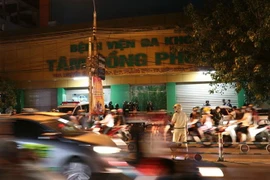 Hàng trăm cảnh sát phong tỏa bên ngoài Bệnh viện Tâm Hồng Phước để truy bắt nhóm người đòi nợ ẩn náu bên trong. (Ảnh: Sỹ Tuyên/TTXVN)