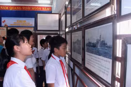 Học sinh tham quan một triển lãm về Hoàng Sa, Trường Sa. (Nguồn: TTXVN)