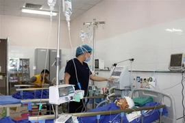 Nạn nhân Lường Văn Hoàng đang điều trị tại Bệnh viện Trung ương Thái Nguyên. (Ảnh: Quân Trang/TTXVN)