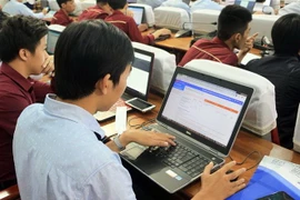 Các cán bộ kỹ thuật về công nghệ thông tin tham gia buổi diễn tập. (Ảnh: Phạm Minh Tuấn/TTXVN)