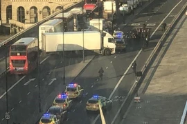 Hiện trường vụ nổ súng trên cầu London, Anh ngày 29/11/2019. (Ảnh: The Sun/TTXVN)