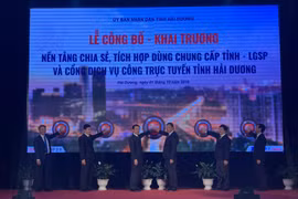 Đại diện các lãnh đạo lên bấm nút Khai trương Nền tảng chia sẻ, tích hợp dùng chung cấp tỉnh - LGSP và Cổng dịch vụ công trực tuyến tỉnh Hải Dương. (Ảnh: Hiền Anh/TTXVN)
