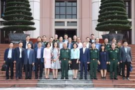 Thượng tướng Nguyễn Chí Vịnh cùng các đại biểu. (Ảnh: TTXVN)