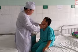 Bệnh nhi M.V.Q đang đươc kiểm tra sức khỏe sau khi mổ lấy dị vật. (Ảnh: Lê Xuân/TTXVN)