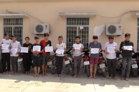 Các đối tượng bị tạm giữ tại cơ quan công an. (Ảnh: Nguyễn Văn Việt/TTXVN)