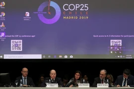 Chủ tịch COP 25 Carolina Schmidt và đại điện các quốc gia tham dự cuộc họp trong khuôn khổ Hội nghị lần thứ 25 các bên tham gia Công ước khung của Liên hợp quốc về biến đổi khí hậu (COP 25) tại Madrid, Tây Ban Nha. (Ảnh: THX/TTXVN)