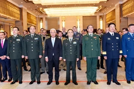 Lãnh đạo Đại sứ quán Việt Nam và các quan khách trang trọng thực hiện nghi thức chào cờ tại Lễ kỷ niệm. (Ảnh: Vĩnh Hà/TTXVN)