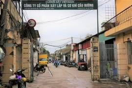 Công ty cổ phần Xây lắp và Cơ khí Cầu đường (460 Trần Quý Cáp Đống Đa) rộng hơn 13.000m2 thuộc diện di dời ra khỏi nội đô. (Ảnh: Mạnh Khánh/TTXVN)