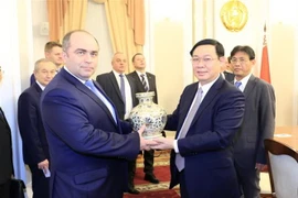 Phó Thủ tướng Vương Đình Huệ trao đổi tặng phẩm với Phó Thủ tướng Belarus Igor Lyashenko. (Ảnh: Trần Hiếu/TTXVN)