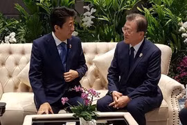Thủ tướng Nhật Bản Shinzo Abe (trái) và Tổng thống Hàn Quốc Moon Jae-in tại cuộc gặp ở Bangkok, Thái Lan ngày 4/11/2019. (Ảnh: Yonhap/TTXVN)