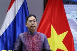 Tổng Lãnh sự vương quốc Thái Lan tại Thành phố Hồ Chí Minh Apirat Sugondhabhirom phát biểu tại buổi họp mặt. (Ảnh: Xuân Khu/TTXVN)