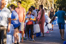 Người dân ở thành phố Cape Town, Nam Phi xếp hàng lấy nước. (Nguồn: Getty Images)