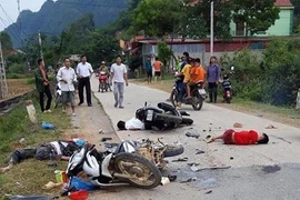 Hiện trường vụ tai nạn khiến 1 người chết, 4 người bị thương. (Ảnh: TTXVN)