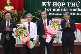 Ông Đoàn Văn Phi (thứ 2 từ phải qua) được bầu giữ chức Phó Chủ tịch Hội đồng nhân dân tỉnh Bình Định khóa XII. (Ảnh: Phạm Kha/TTXVN)