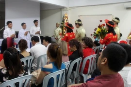 Quang cảnh buổi lễ. (Ảnh: Hoàng Nhương/Vietnam+)