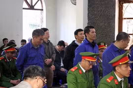 Các bị cáo tại phiên tòa. (Ảnh: Hữu Quyết/TTXVN)
