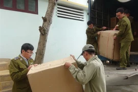 Hàng hóa không hợp pháp bị thu giữ. (Ảnh: Đức Thọ/TTXVN)