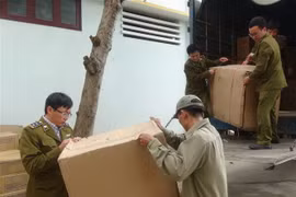 Hàng hóa không hợp pháp bị thu giữ. (Ảnh: Đức Thọ/TTXVN)