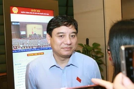 Phóng viên phỏng vấn ông Nguyễn Đắc Vinh, Ủy viên Trung ương Đảng, Bí thư Tỉnh ủy, đại biểu Quốc hội tỉnh Nghệ An. (Ảnh: Doãn Tấn/TTXVN)