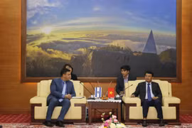 Chủ tịch UBND tỉnh Lào Cai Đặng Xuân Phong trao đổi ý tưởng hợp tác trong tương lai với ngài Nadav Eshcar - Đại sứ Israel tại Việt Nam. (Nguồn: Laocai.gov.vn)