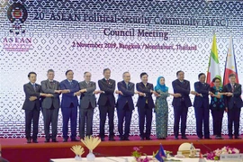 Phó Thủ tướng, Bộ trưởng Ngoại giao Phạm Bình Minh (thứ sáu, từ phải sang) và các trưởng đoàn tham dự Hội nghị APSC-20 chụp ảnh chung. (Ảnh: Hữu Kiên/TTXVN)