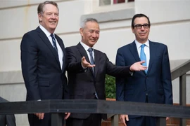 Đại diện Thương Mại Mỹ Robert Lighthizer, Phó Thủ tướng Trung Quốc Lưu Hạc và Bộ trưởng Tài chính Mỹ Steven Mnuchin tại vòng đàm phán thương mại ở Washington, DC ngày 10/10/2019. (Ảnh: AFP/TTXVN)