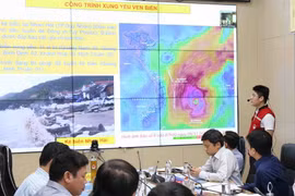 Trực ban của Ban Chỉ đạo Trung ương về phòng, chống thiên tai báo cáo về diễn biến của bão số 6. (Ảnh: Vũ Sinh/TTXVN)