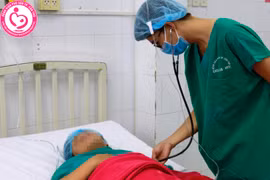 Bác sỹ tiến hành thăm khám cho sản phụ sau phẫu thuật. (Nguồn: Bệnh viện Phụ sản Cần Thơ)