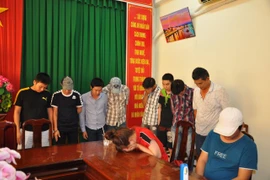 Các đối tượng tại trụ sở công an. (Ảnh: TTXVN)