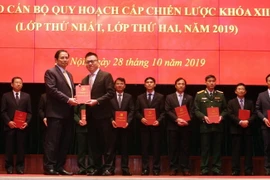 Ông Phạm Minh Chính, Ủy viên Bộ Chính trị, Bí thư Trung ương Đảng, Trưởng Ban Tổ chức Trung ương trao Giấy Chứng nhận tốt nghiệp cho học viên Lê Quốc Minh, Phó Tổng Giám đốc Thông tấn xã Việt Nam. (Ảnh: Nguyễn Dân/TTXVN)