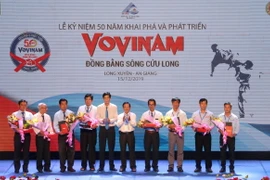 Ban tổ chức trao bằng khen vinh danh cho những cống hiến trong giai đoạn phát triển của Vovinam Đồng bằng sông Cửu Long. (Ảnh: Công Mạo/TTXVN)