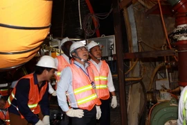 Chủ tịch UBND Thành phố Hồ Chí Minh Nguyễn Thành Phong cùng Giám đốc quốc gia World Bank tại Việt Nam Ousmane Dione thị sát thực địa tại giếng S5-S6 (tại quận 2) thuộc dự án Vệ sinh môi trường Thành phố Hồ Chí Minh (giai đoạn 2). (Nguồn: TTXVN)