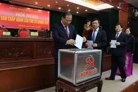 Bỏ phiếu giới thiệu nhân sự để kiện toàn chức danh Phó Chủ tịch Ủy ban Nhân dân tỉnh Hải Dương nhiệm kỳ 2016-2021. (Ảnh: Mạnh Minh/TTXVN)