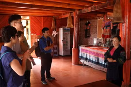 Khách du lịch tham quan mô hình homestay Indigo kiểu mẫu tại xã Tả Van. (Ảnh: Quốc Khánh/TTXVN)