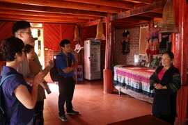 Khách du lịch tham quan mô hình homestay Indigo kiểu mẫu tại xã Tả Van. (Ảnh: Quốc Khánh/TTXVN)