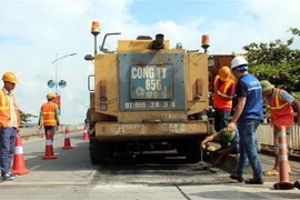 Cầu Nông Tiến khi được thi công, sửa chữa. (Ảnh: Quang Đán/TTXVN)