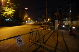 Hà Nội tổ chức phân luồng giao thông đoạn từ ngã ba phố Quốc Tử Giám-Văn Miếu kéo dài 195m về phía phố Ngô Sỹ Liên. (Ảnh: Huy Hùng/TTXVN)