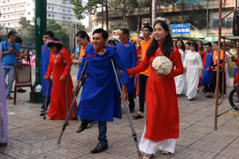 Niềm hạnh phúc của những cặp vợ chồng khuyết tật trong ngày cưới. (Ảnh: Xuân Khu/TTXVN)