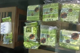 Bảy túi vuông nặng 7kg nghi ma túy đá được người dân phát hiện dọc bờ biển. (Ảnh: Thanh Thủy/TTXVN)