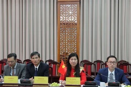 Đoàn cán bộ, lãnh đạo Ủy ban Mặt trận Tổ quốc Việt Nam thành phố Hà Nội tại buổi hội đàm. (Ảnh: Nguyễn Thắng/TTXVN)