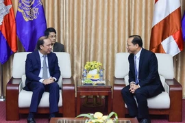 Thứ trưởng Bộ Ngoại giao Nguyễn Quốc Dũng đến chúc mừng tại Đại sứ quán Campuchia tại Hà Nội. (Ảnh TTXVN)