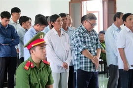 Các bị cáo nghe tuyên án. (Ảnh: Xuân Triệu/TTXVN)