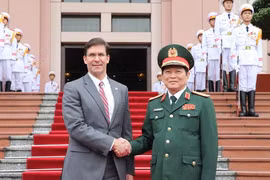 Đại tướng Ngô Xuân Lịch, Bộ trưởng Bộ Quốc phòng và Bộ trưởng Quốc phòng Hoa Kỳ Mark Esper chụp ảnh chung. (Ảnh: Dương Giang/TTXVN)