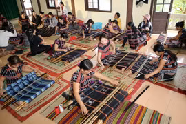 Phụ nữ dân tộc thiểu số trong khóa đào tạo dệt thổ cẩm do USAID tài trợ. (Ảnh: Hồ Cầu/TTXVN)