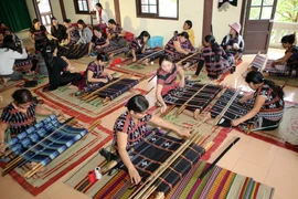 Phụ nữ dân tộc thiểu số trong khóa đào tạo dệt thổ cẩm do USAID tài trợ. (Ảnh: Hồ Cầu/TTXVN)