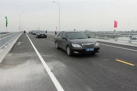 Cầu La Tiến được thông xe kỹ thuật. (Ảnh: Thế Duyệt/TTXVN)