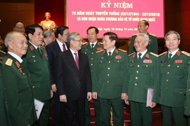 Ông Trần Quốc Vượng, Thường trực Ban Bí thư và Đại tướng Ngô Xuân Lịch, Bô trưởng Bộ Quốc phòng với các đại biểu. (Ảnh: Dương Giang/TTXVN)