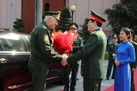 Đại tướng Lương Cường, Chủ nhiệm Tổng cục Chính trị Quân đội nhân dân Việt Nam tặng hoa Thượng tướng Andrey Valeryevich Kartapolov, Thứ trưởng Bộ Quốc phòng, Tổng cục trưởng Tổng cục Chính trị quân sự các Lực lượng vũ trang Liên bang Nga. (Ảnh: Văn Điệp/T